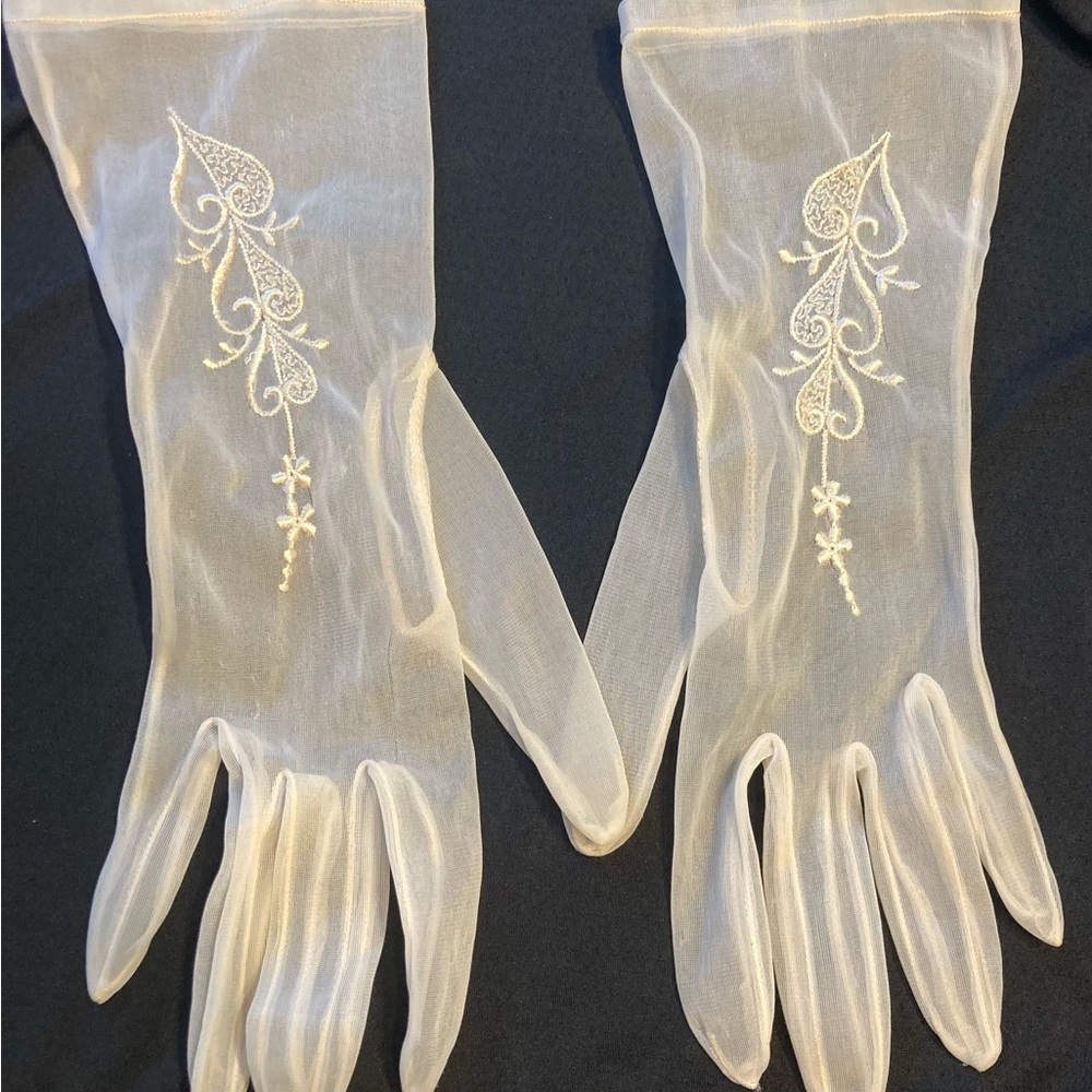Vintage Shear Ivory Embroidered Gloves